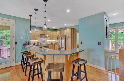 Moneta House | 3 Bedrooms, 1 Flex Room, 3 Bathrooms! Walk-in Water! Wifi! Ping Pong! Come Visit "Best Kept Secre