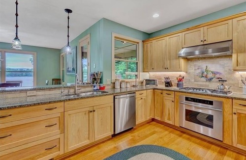Moneta House | 3 Bedrooms, 1 Flex Room, 3 Bathrooms! Walk-in Water! Wifi! Ping Pong! Come Visit "Best Kept Secre