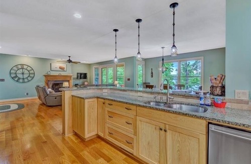 Moneta House | 3 Bedrooms, 1 Flex Room, 3 Bathrooms! Walk-in Water! Wifi! Ping Pong! Come Visit "Best Kept Secre