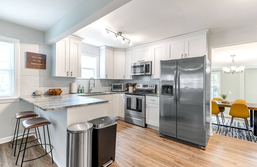 Bayview House | 3 BR Beach Bungalow Minutes to the Beach! Dogs Allowed! 30 + days