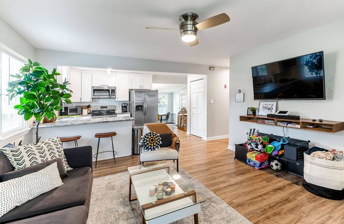 Bayview House | 3 BR Beach Bungalow Minutes to the Beach! Dogs Allowed! 30 + days