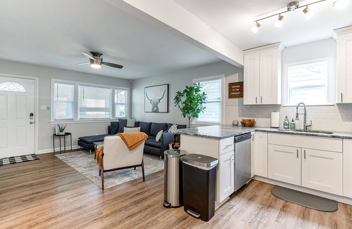 Bayview House | 3 BR Beach Bungalow Minutes to the Beach! Dogs Allowed! 30 + days