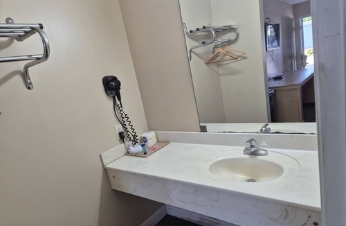 Chickamauga Hotel | 3 Budget-friendly Units | Short Drive Rock City, Ruby Falls & Lookout Mountain