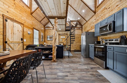 Rogers Cabin | 3 Cabins | 30+ | 3-Hot Tubs| DogOK | FirePit