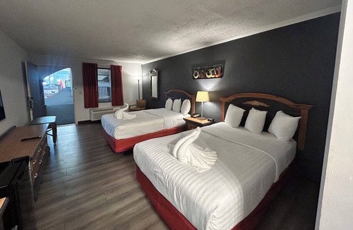 Mattoon Hotel | 3 Charming Getaway Rooms | Free Parking & Breakfast | Arcade & Parks Nearby