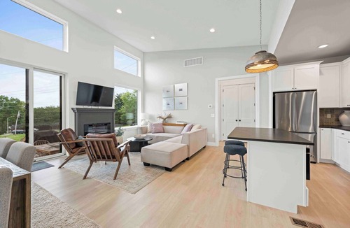 Dry Ridge House | 3 Homes, 3 Hot Tubs, 10BR Near Ark. Sleeps 32!