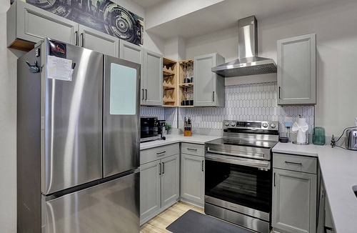 Fountain Square House | 3 King Suites | 100" TV | Walk to Restaurants | EV Charger
