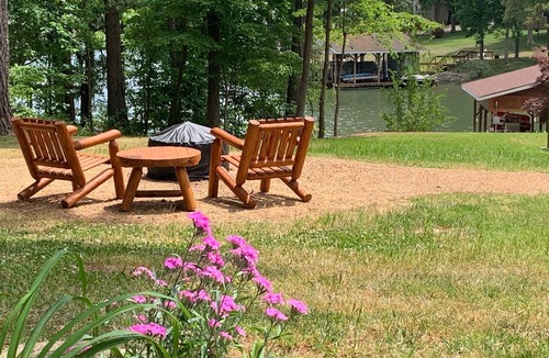 Henrico House | 3 Living spaces w/3 full Kitchens - Private Boat House & Sandy Beach