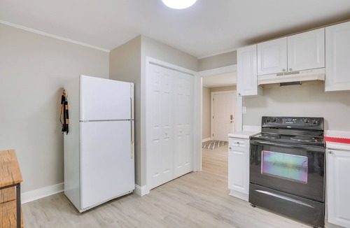 Greensboro Cottage | 3 Mi to Dtwn Greensboro! Cozy Cottage w/Deck