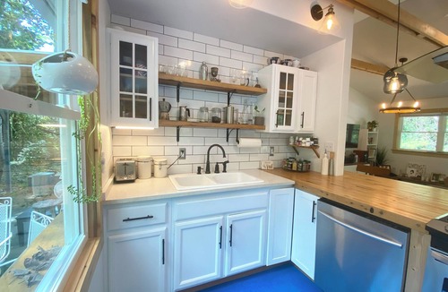 Asheville Cabin | 3 Miles to Asheville! Sunfilled Cabin with Wi/Fi