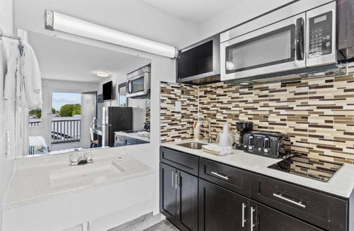 Wilmington Apartment | 3 Queen Beds|Nsmk,Kitchen