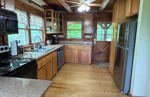 Pembroke Cabin | 3-room cabin near Blacksburg with cozy charm