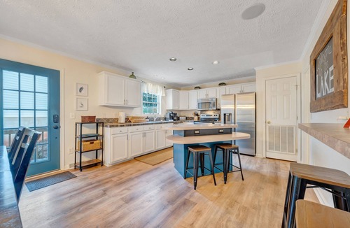 Moneta House | 3 Spacious floors! Great for multiple families