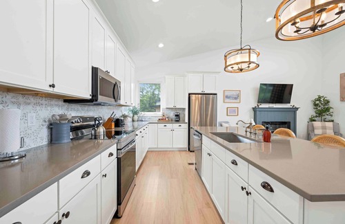 Dry Ridge House | 3-story home for 12 Near Ark w/Hot Tub & Parking!