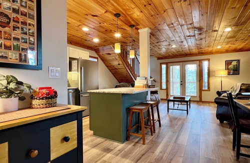Pigeon Forge Cabin | 330 reviews ⭐️ Treehouse Views & Privacy! Awesome Updates Only 5 Min to Parkway