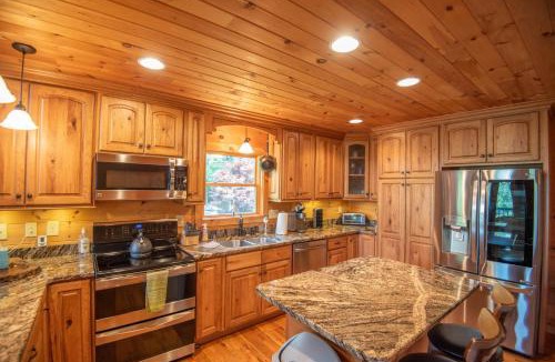 Todd House | 3Bd Log Cabin with Views, Hot Tub, Gas Fireplace, Game Room