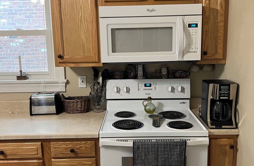 New Albany House | 3BR/1.5BA Blue Bungalow: Close to Louisville & Downtown NA
