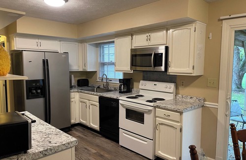 Middletown House | 3br/2bath 2000 sf HOUSE Garage, private yard, & location 1 mile to xway,