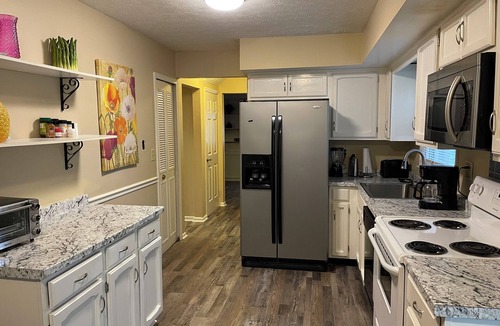 Middletown House | 3br/2bath 2000 sf HOUSE Garage, private yard, & location 1 mile to xway,