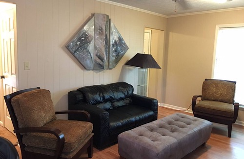 Middletown House | 3br/2bath 2000 sf HOUSE Garage, private yard, & location 1 mile to xway,