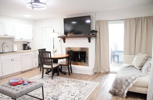 Boiling Springs House | 3BR Extended Stay Home Near Michelin with a Sunroom