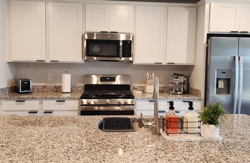 Arcadia House | 3BR Near BMW & Hospitals. Workspaces. Ideal for Long Stays