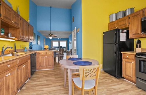 Sneads Ferry House | 3BR Ocean View Townhome in North Topsail Beach with Community Pool