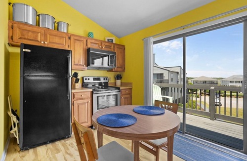 Sneads Ferry House | 3BR Ocean View Townhome in North Topsail Beach with Community Pool