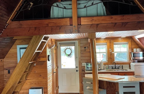 Byrdstown Cabin | 4 bed cabin in delightful Byrdstown with fitness room, WiFi, AC Boat/trl parking