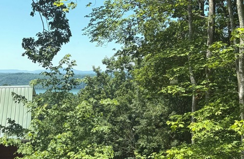 Byrdstown Cabin | 4 bed cabin in delightful Byrdstown with fitness room, WiFi, AC Boat/trl parking