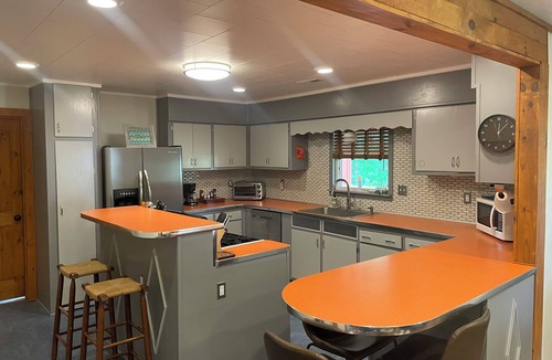 Salem House | 4-bedroom house close to Lakes Jocassee and Keowee fenced yard for dogs