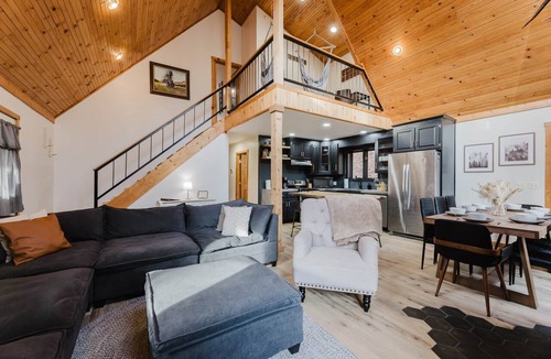 Slatyfork Farm House | 4 Bedroom Snowshoe Cabin: Hot Tub, Cold Plunge, Creek