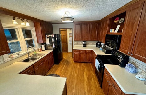 High Point House | 4 Bedroom w/Heated Pool by Oak Hollow Lake