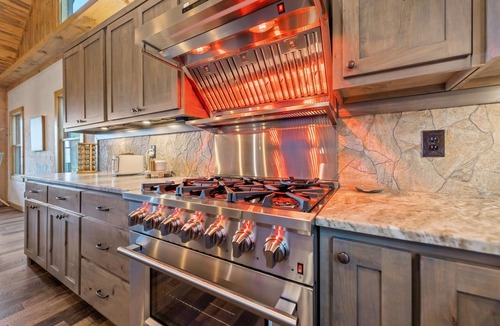Mineral Bluff Cabin | 4 BR w Views, Private trails, hot tub, 3 king beds, EV Charger