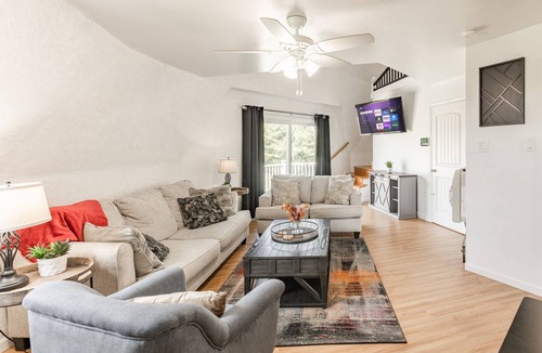 Normal House | 4 King Beds - Garage - Fast Gig WiFi - Huge Yard