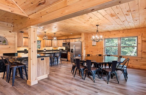 Maggie Valley Cabin | 4 Loves Lodge - Main Home Sleeps 22, 5 BR, 5 1/2 BA, Pet Friendly