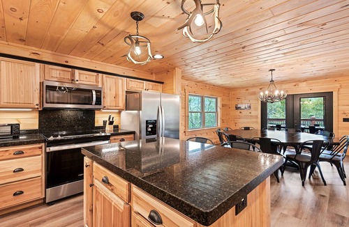 Maggie Valley Cabin | 4 Loves Lodge - Main Home Sleeps 22, 5 BR, 5 1/2 BA, Pet Friendly