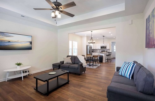 Burlington House | 4 Min to Downtown | Car Rental Avail. | En-Suite