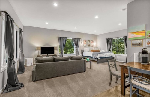 Batesville House | 40 Acre - Mechum Hill Guest Cottage