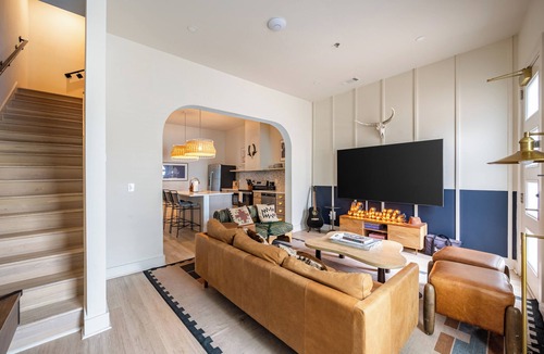 Five Points House | 4BD Bachelor Getaway w/Balcony | Near Broadway & Downtown | Outrider