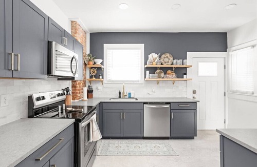 Holy Cross House | 4bed 2bath Convention NBA 8 min walk Downtown Indy
