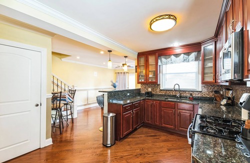 Cragin House | 4BR Bright City Retreat-Sleeps 12-Garage Parking