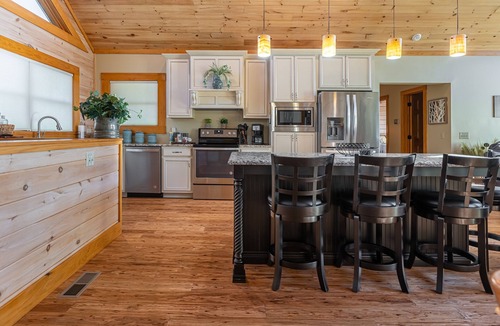 Makanda Cabin | 4BR Log Cabin · Fireplace, Bar & Game Room