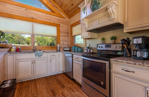 Makanda Cabin | 4BR Log Cabin · Fireplace, Bar & Game Room