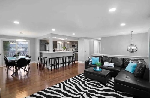 Forestview House | 4BR Near Woodfield Mall & Metra | LCP Collection