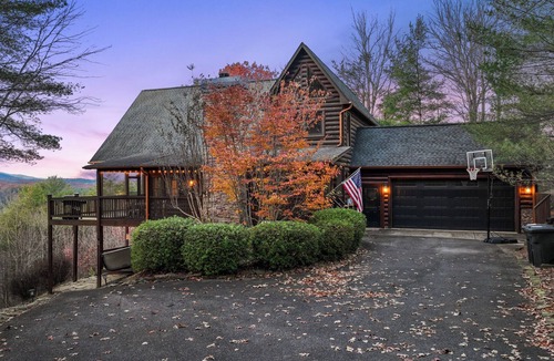 Cherry Log Cabin | 5 bd Cabin w/VIEWS, Secluded, Hot Tub, In & Outdoor Fireplaces