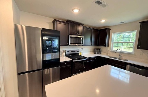 Greensboro House | 5 bedroom spacious in quiet neighborhood
