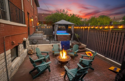 Old Louisville House | 5 Beds Victorian Mins to UL/Downtown Hot Tub Firepit Speakeasy Luxe Amenities