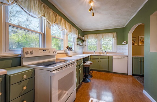 Fayetteville House | 5 min to NRG Park + hot tub + fire pit + game room
