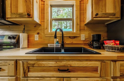 Kodak Cabin | 5 Minutes from Buc-ee's - Bonnie & Clyde Cabin